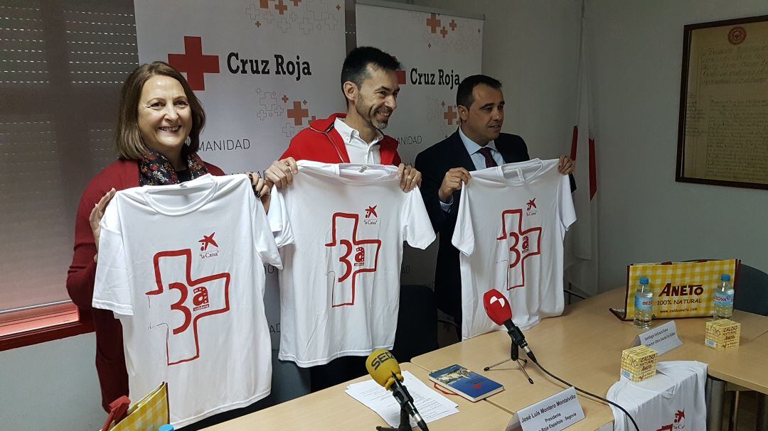 Marian Rueda, José Luis Montero, presidente de Cruz Roja en Segovia y Santiago Velasco, director de la Obra Social de La Caixa en Segovia