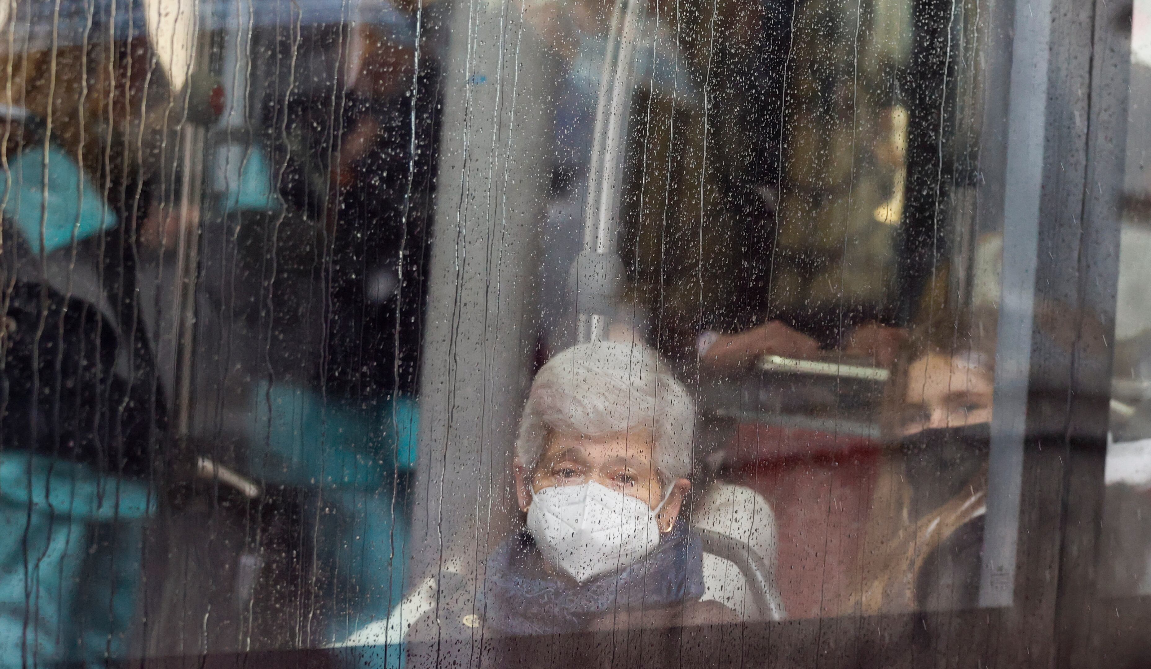 Mujer llevando mascarilla en el transporte público