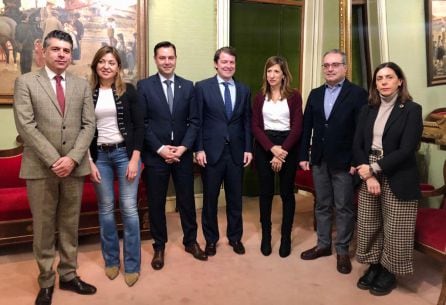 El presidente de la Junta y el alcalde de Burgos junto a portavoces de los grupos políticos municipales