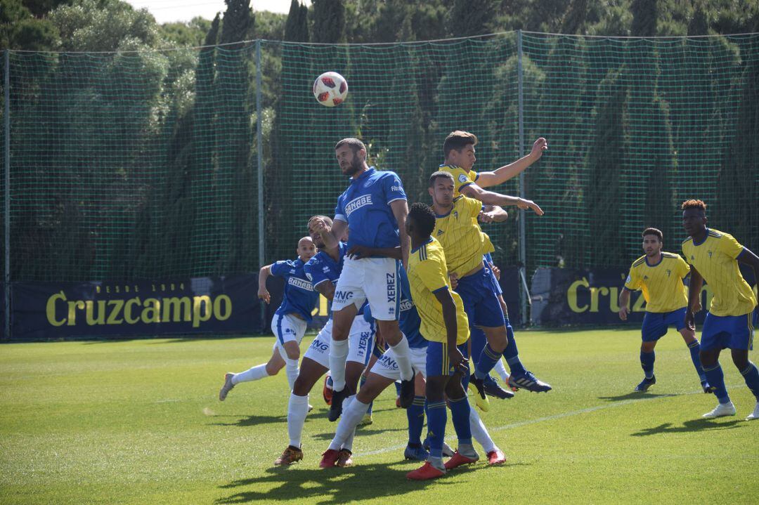 Imagen del partido disputado en El Rosal ante el Cádiz B