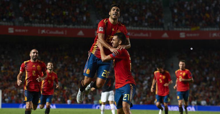 Marco Asensio y Dani Ceballos celebran un gol ante Croacia