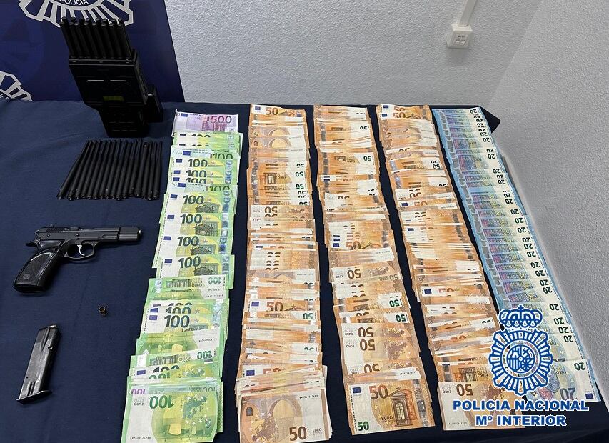 Parte del dinero incautado por la policía en Puerto Banús (Marbella)