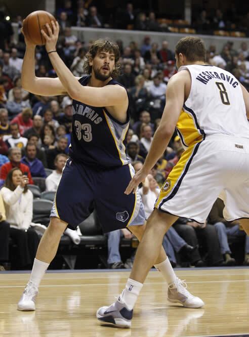 El pívot español de los Memphis Grizzlies Marc Gasol frente a Rasho Nesterovic de los Indiana Pacers durante el tercer cuarto del partido disputado en Indianápolis