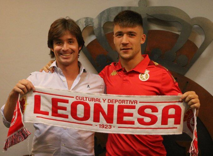 Aarón Rey junto a José Manzanera en su presentación como nuevo jugador de la Cultural.