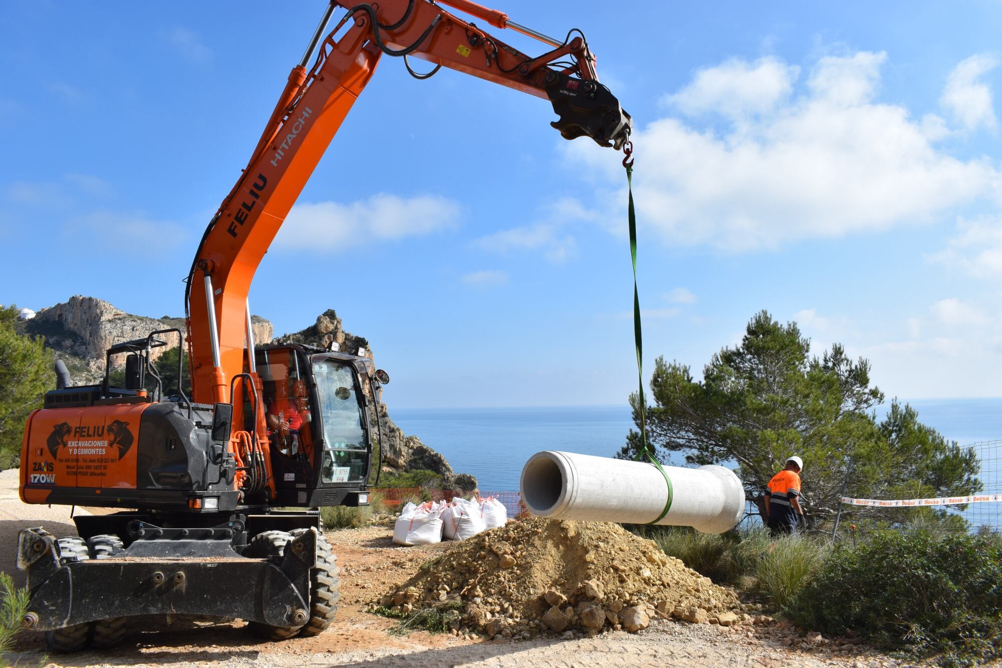 Obras en el nuevo mirador frente a la cala del Moraig