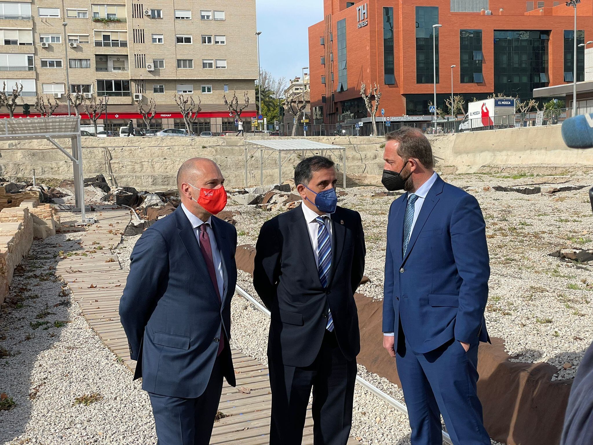 El concejal de Turismo, Pedro García Rex; el alcalde de Murcia, José Antonio Serrano y el secretario de Estado de Turismo, Fernando Valdés, en el yacimiento de San Esteban