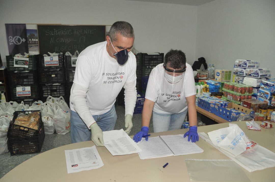 Los solidarios frente al covid en plena tarea.