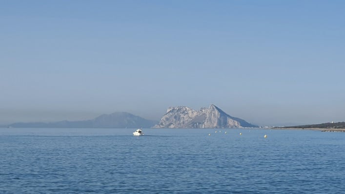 Una imagen del Peñón de Gibraltar y el Estrecho, tomada desde el litoral de levante de La Línea de la Concepción.