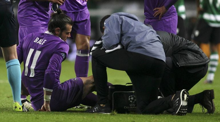 Gareth Bale se duele durante el partido del Real Madrid en Lisboa.