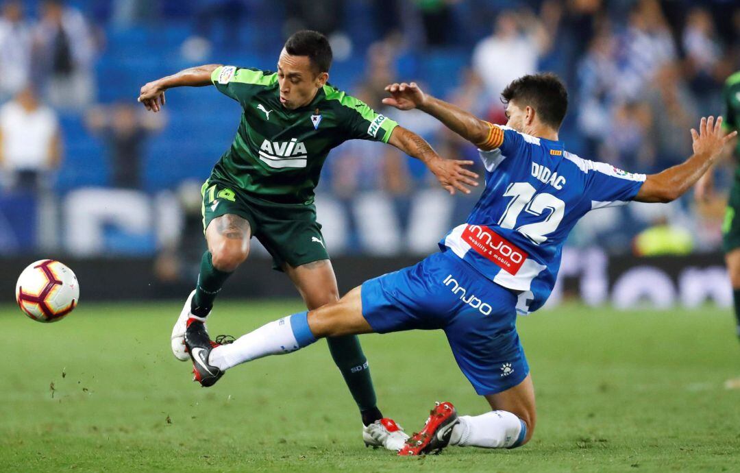 Orellana intenta zafarse del ex armero Didac Vila, que le hace falta