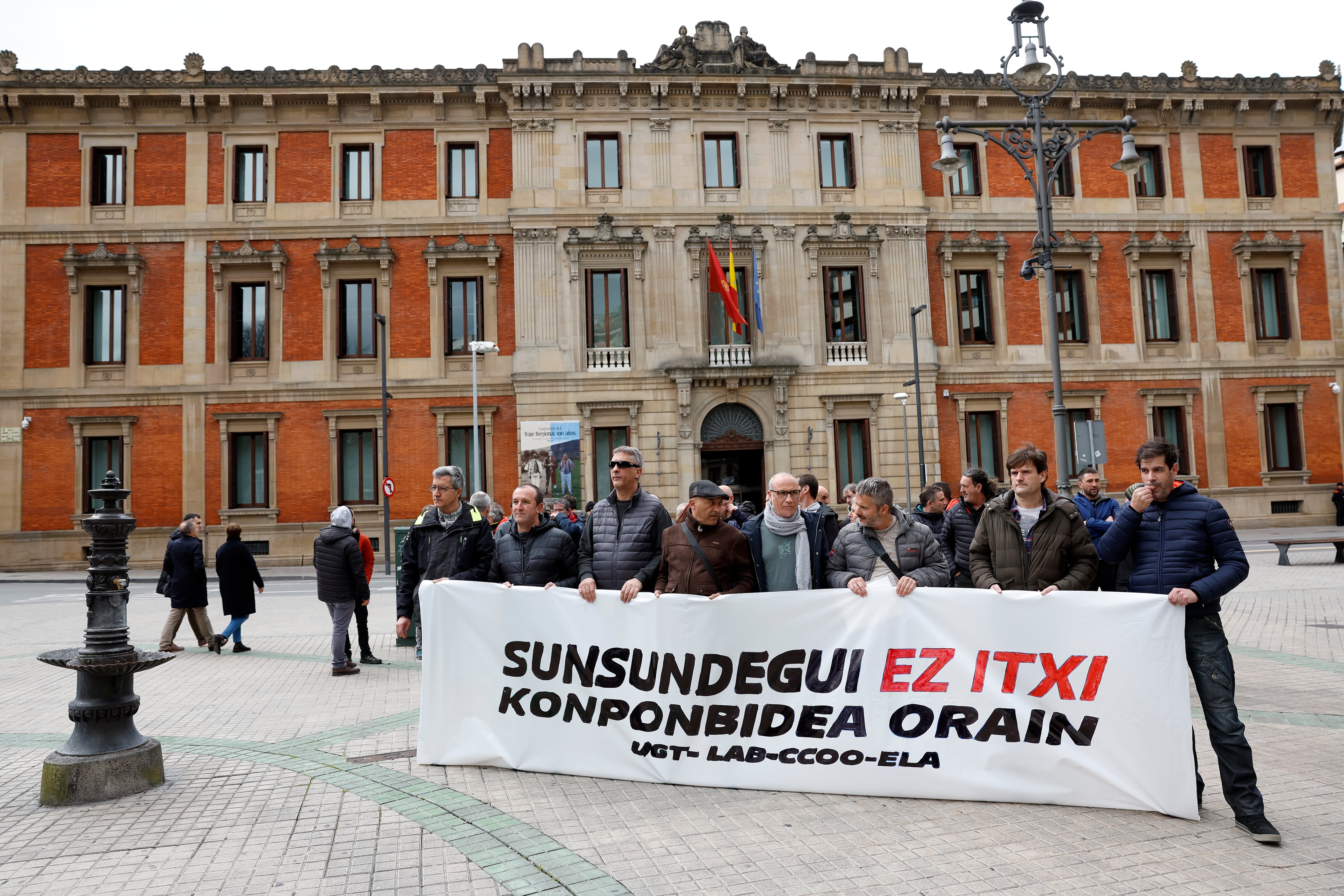 El comité de Sunsundegui se manifiesta frente al Parlamento de Navarra