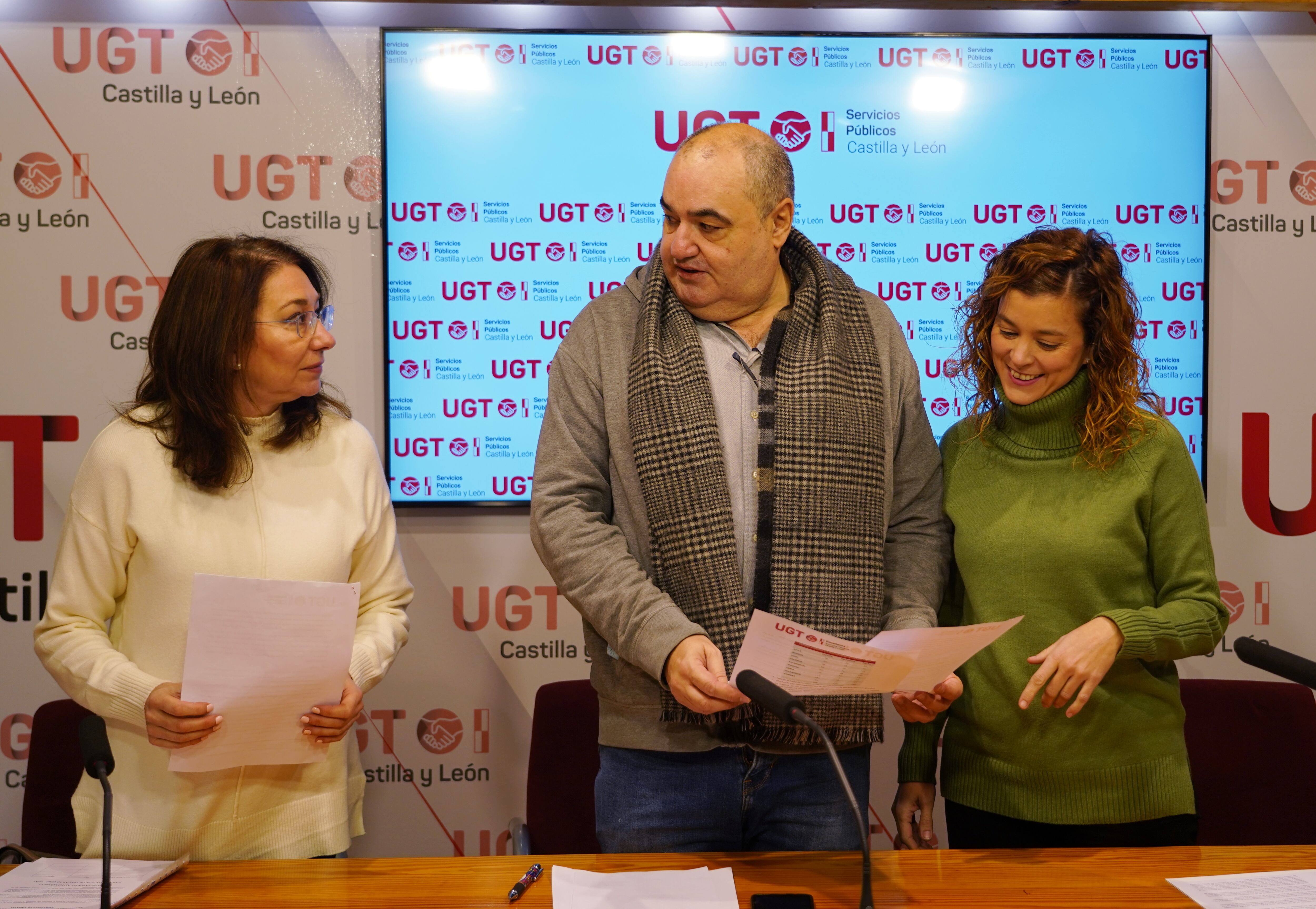 Tom�s P�rez, secretario general de UGT SP CyL; Beatriz Garc�a, secretaria del sector de Ense�anza de UGT SP CyL, y Esther Valdunciel, responsable de Ense�anza Privada de UGT SP CyL, presentan una campa�a en defensa de los trabajadores de atenci�n a la discapacidad