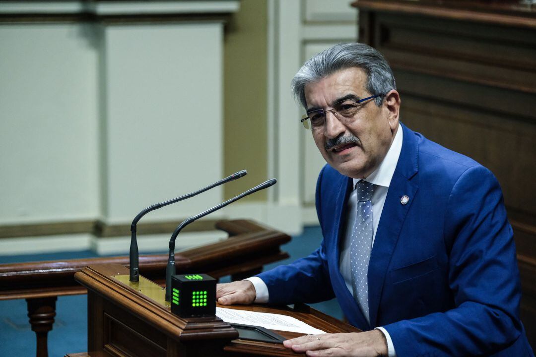 El vicepresidente y consejero de Hacienda del Gobierno de Canarias, Román Rodríguez, en una foto de un Pleno del Parlamento antes de la crisis del coronavirus