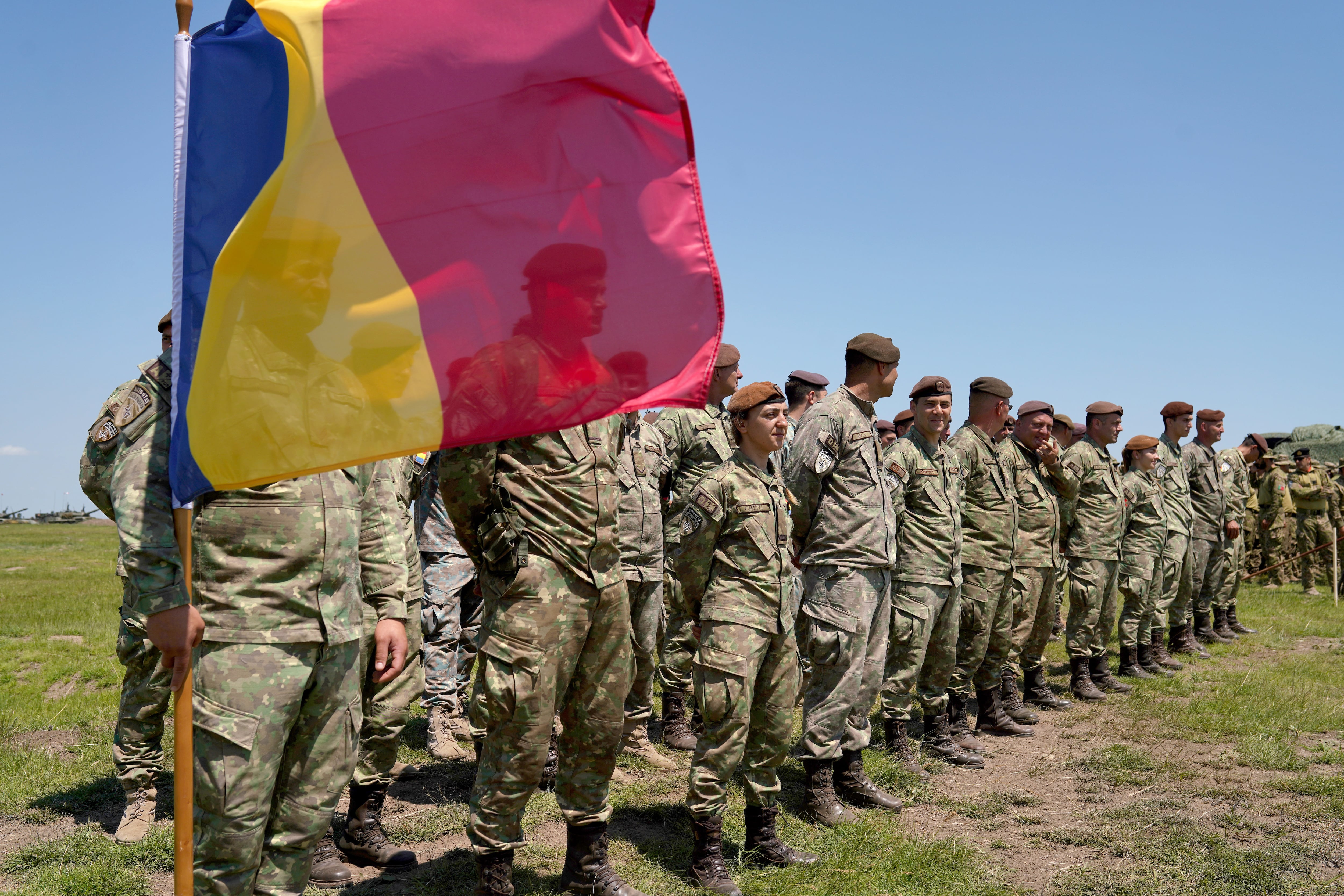 Soldados rumanos durante unos ejercicios de la OTAN en Rumanía en los que también participó Estados Unidos en 2022