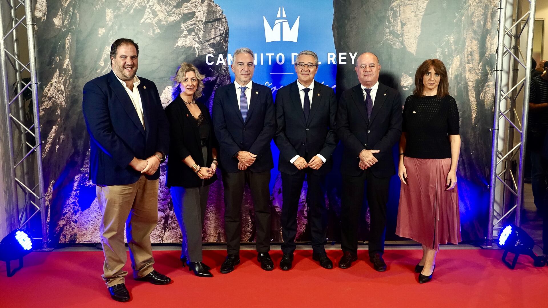 Los dos últimos presidentes de la Diputación de Málaga junto a los alcaldes de los municipios del entorno del Caminito del Rey