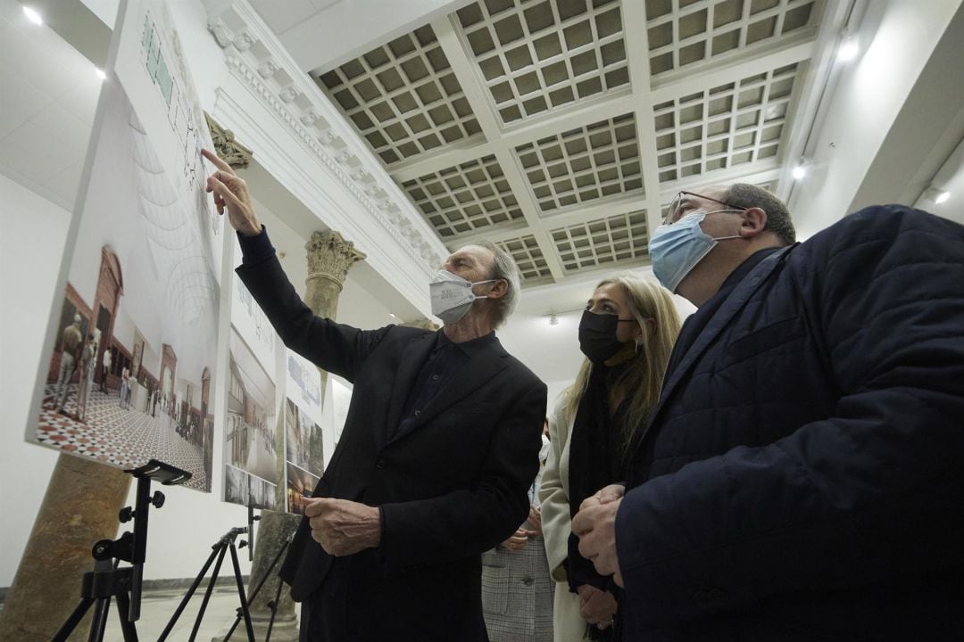 El ministro de Cultura, Miquel ICeta, conoce de la mano de Vazquez Consuegra el proyecto de rehabilitación del Museo Arqueológico de Sevilla. Junto a ellos, la consejera de Cultura, Patricia del Pozo. 