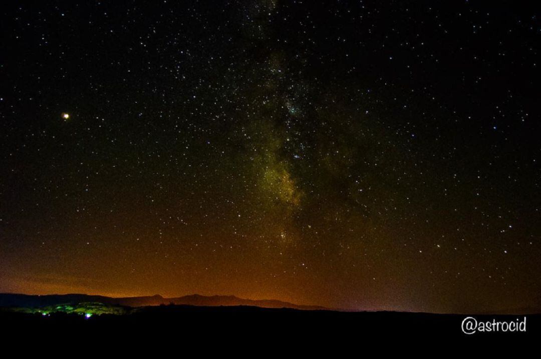 Zona del centro galáctico de nuestra galaxia, la Vía Láctea, entre las constelaciones de Scorpius y Sagittarius. También se observa la contaminación lumínica del Valle Amblés 