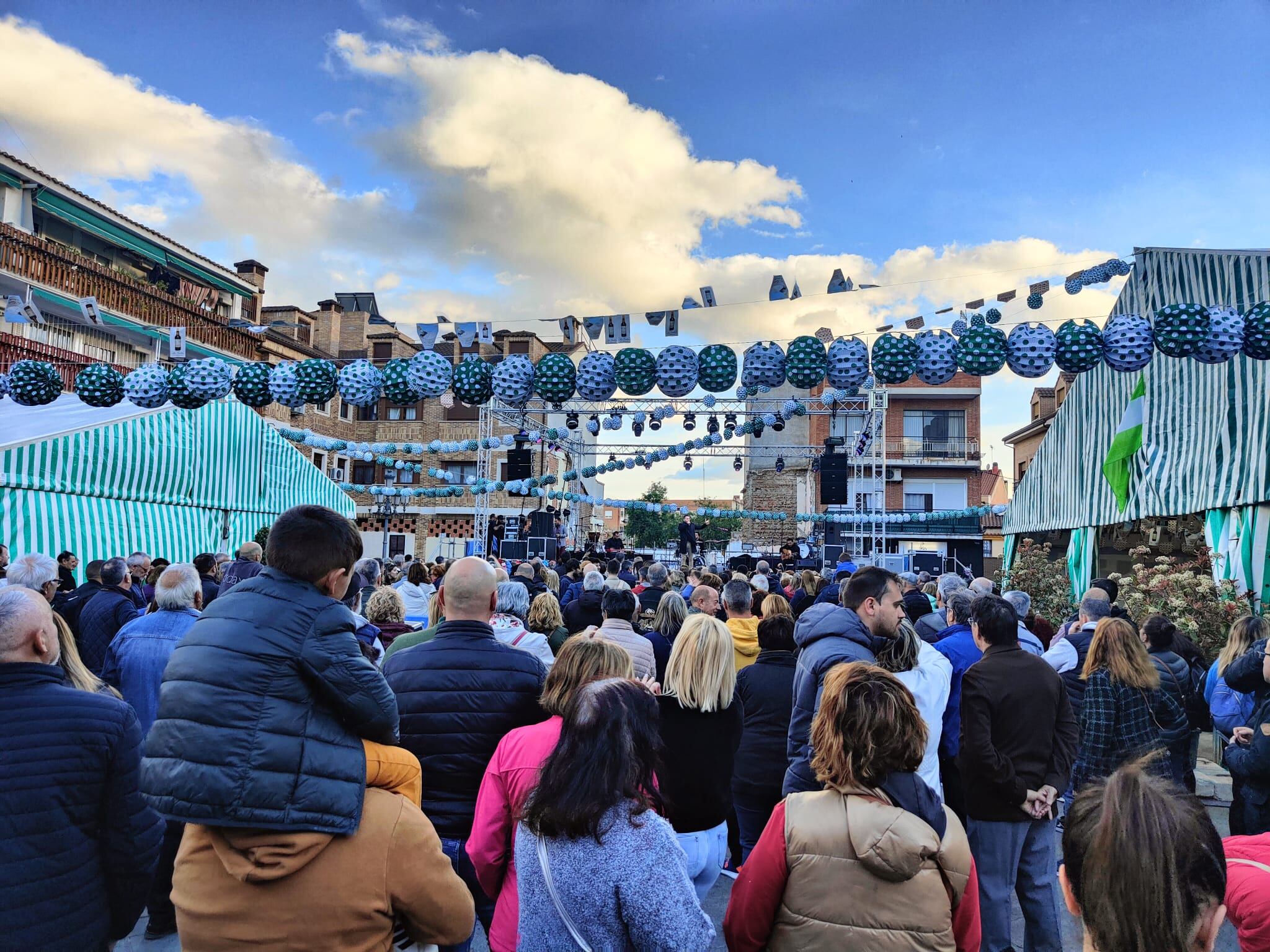 La Feria de Abril de Fuenlabrada llena de fiesta la plaza de España