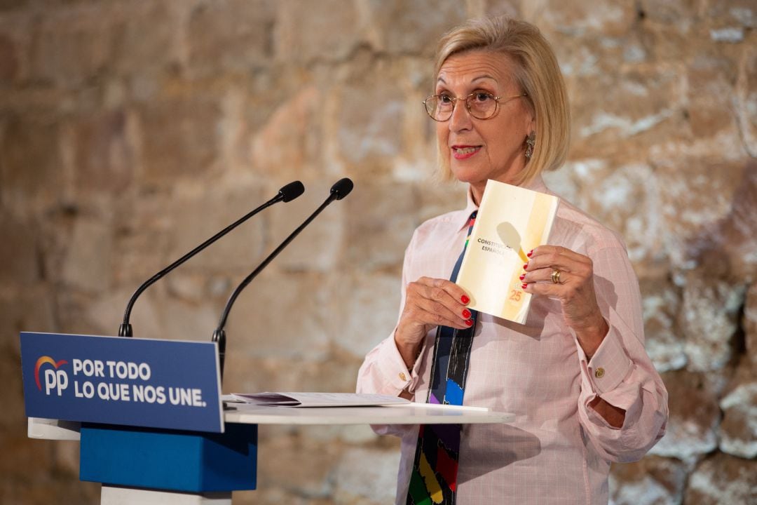 La fundadora de UPyD, Rosa Díez durante su intervención y con la Constitución Española en la mano en el acto de campaña del Partido Popular en el Museo de Historia de Barcelona.