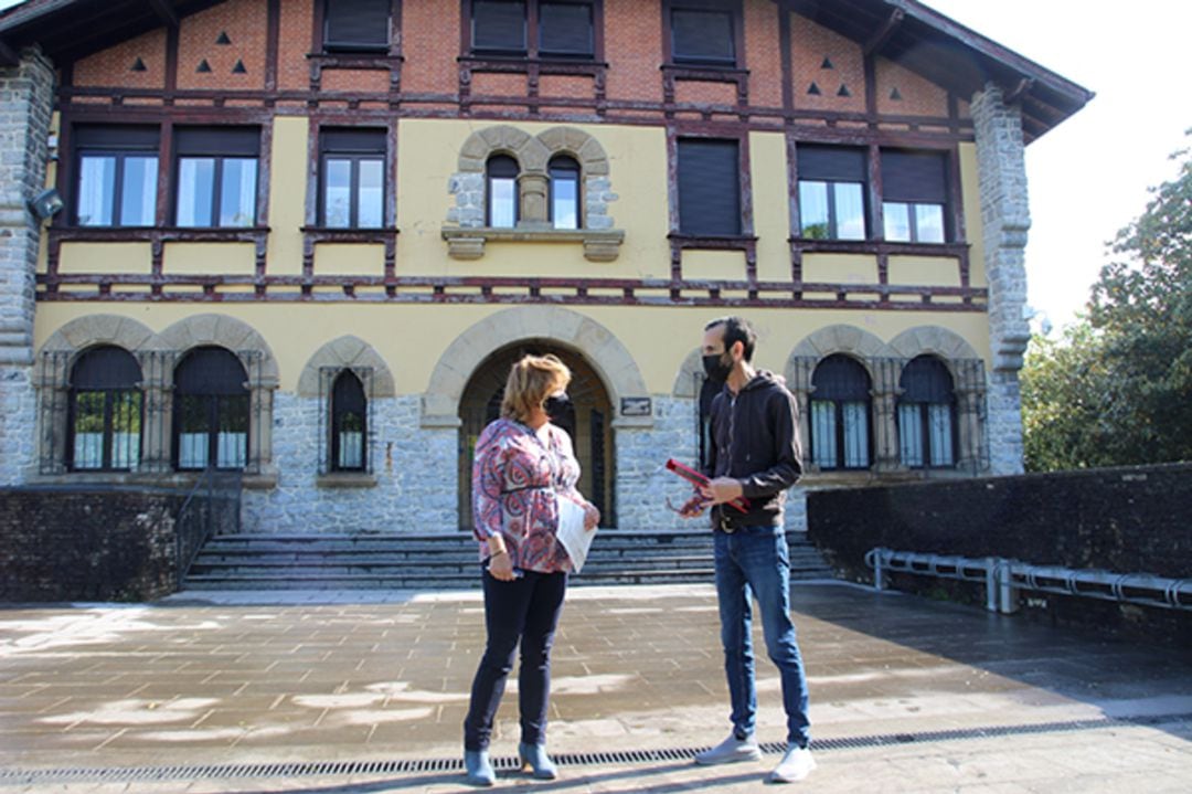 El delegado de Educación, y Presidente del Conservatorio y Escuela de Música y Danza de Irun, Santi Jiménez, y la directora del centro Amaia Liceaga