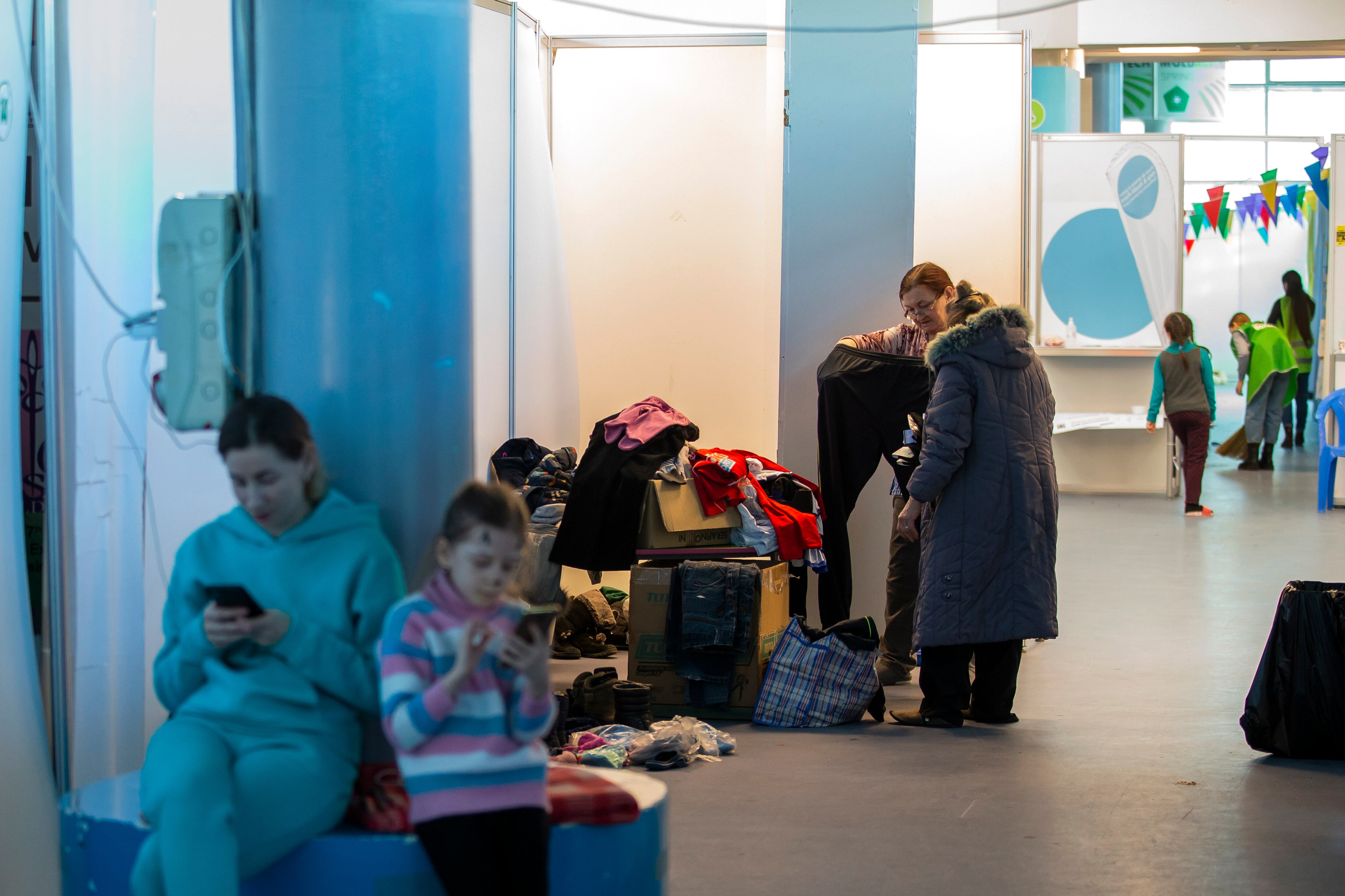 Chisinau (Moldova, Republic Of), 14/03/2022.- Ukrainian people arrive at the refugee trial camp at MoldExpo national exhibition center in Chisinau, Moldova, 14 March 2022. According to UNHCR figures, more than 2,808,792 Ukrainians have fled their country since Russia began its military operation in Ukraine, from 13 March to 24 February. (Moldavia, Rusia, Ucrania) EFE/EPA/DUMITRU DORU