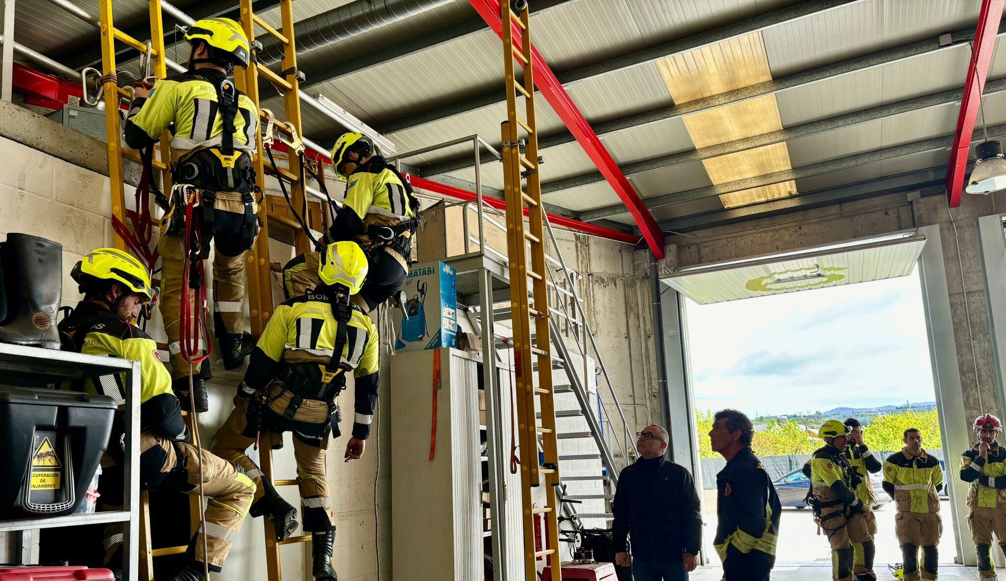 Bomberos en formación realizando maniobras de rescate