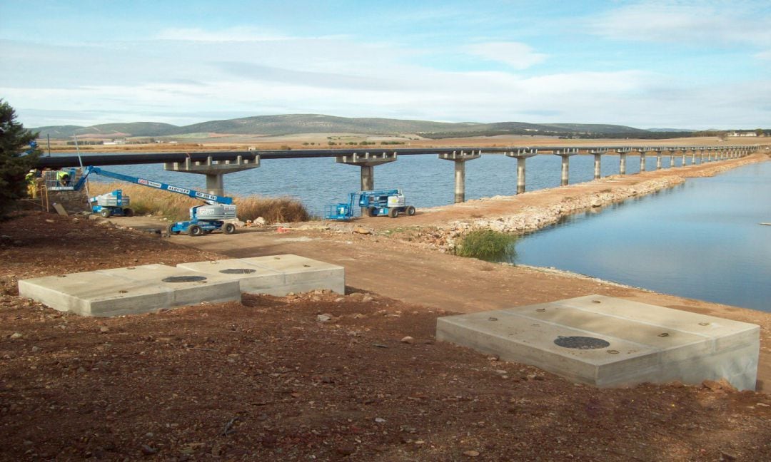 Imagen de archivo. Aquí se pueden observar las obras de nuevas conducciones que se están realizando en el embalse de Gasset