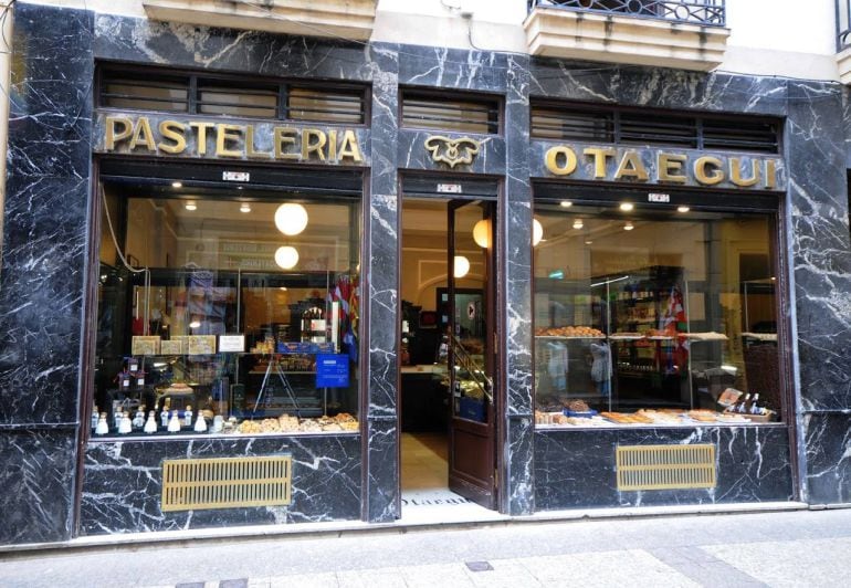 Vista de la fachada de las pastelería Otaegui de la Parte Vieja donostiarra.