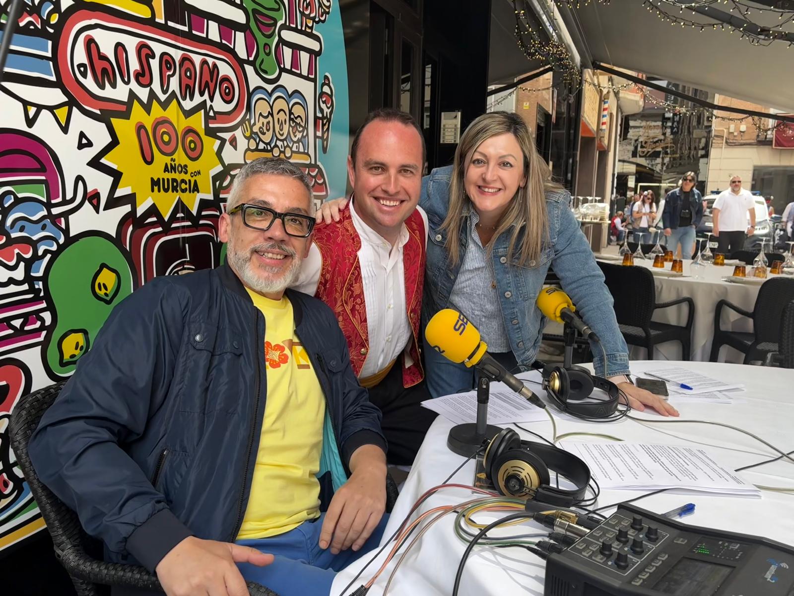 De izquierda a derecha, Paco Sánchez, director y presentador de Hoy por Hoy Murcia; Ruth García, directora de Contenidos de la SER en la Región de Murcia; y Juan David Pérez, meteorólogo y colaborador habitual del programa, durante el especial emitido desde la calle con motivo del Bando de la Huerta.