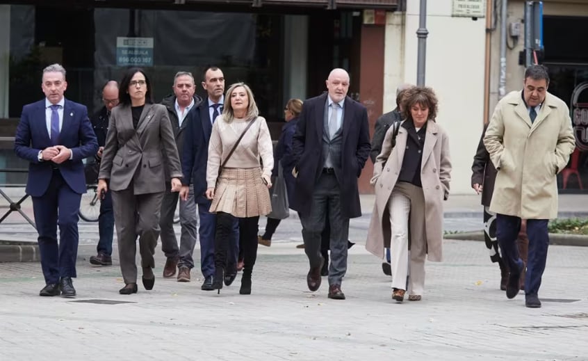Dirigentes de UPN con la presidenta de la formación Cristina Ibarrola en el centro