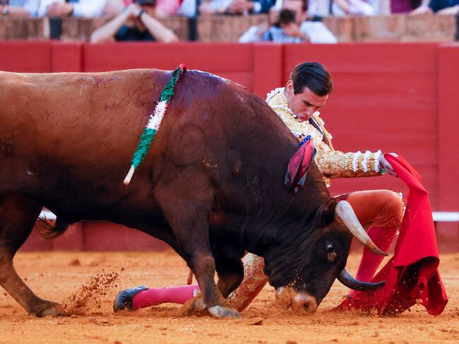 SEVILLA, 15/04/2024.- El diestro Juan Ortega durante su faena al sexto toro de la tarde del pasado 15 de abril en la Real Maestranza. EFE/José Manuel Vidal