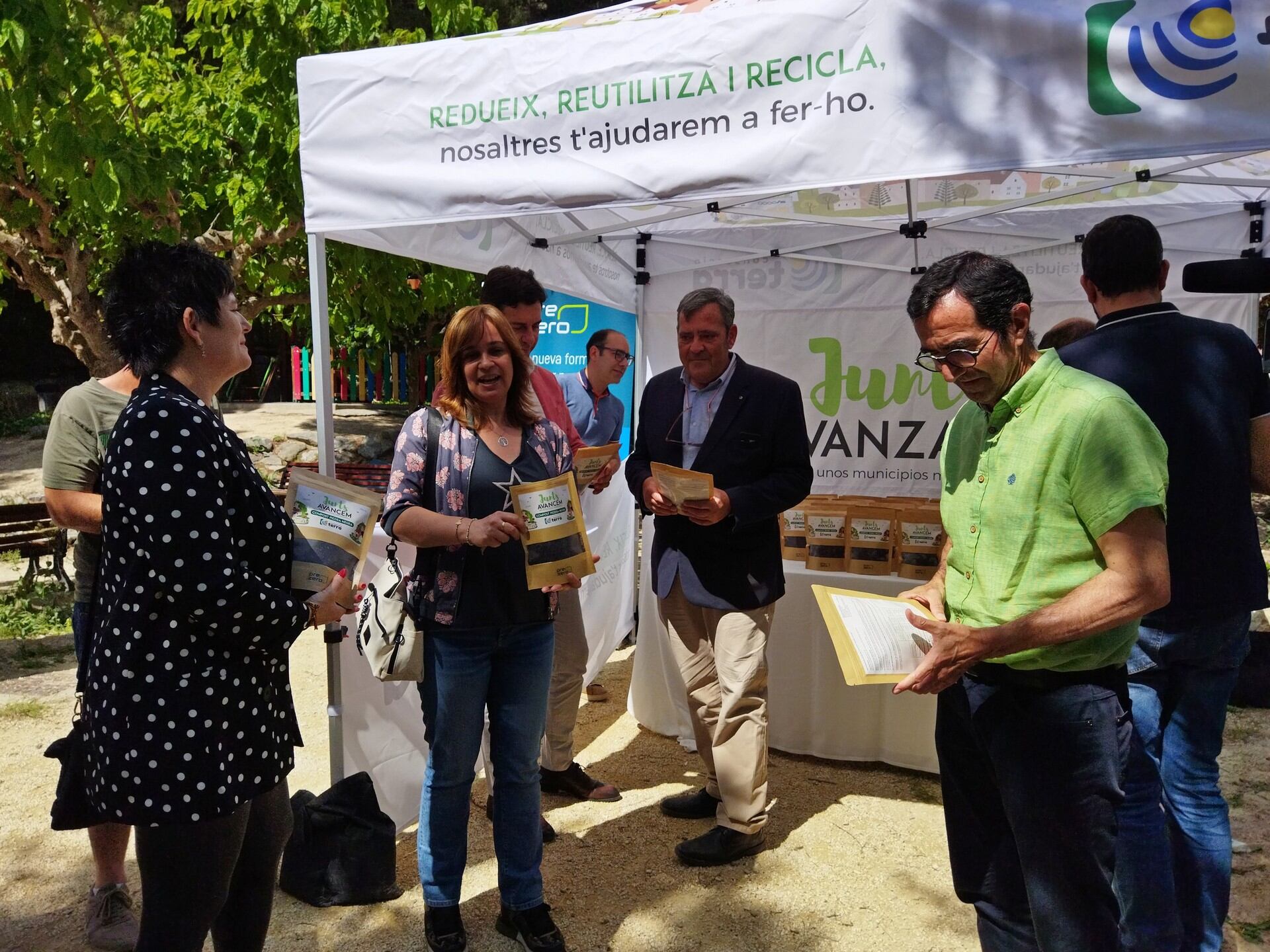 Un momento de la presentación del compost Piedra Negra en el parc del Barranc de la Font en Xixona.