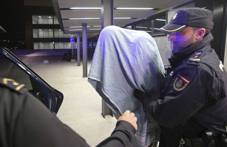 La Policía Nacional ha detenido hoy a un compañero de trabajo de Ana María Enjamio, la joven de 25 años asesinada a puñaladas en la madrugada del sábado en la ciudad gallega de Vigo. En la imagen, el presunto agresor sale esta noche detenido por la Policí