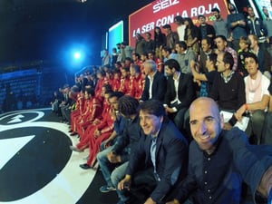 La autofoto del equipo de la SER junto a la Roja en la Fiesta de la Roja