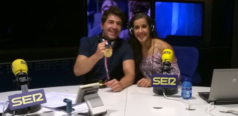 Yago y Carolina Marín posan con la medalla durante la visita de la campeona a &#039;El Larguero&#039;