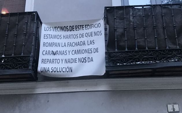 Cartel de denuncia de los vecinos de la calle del Peso, nº 4.