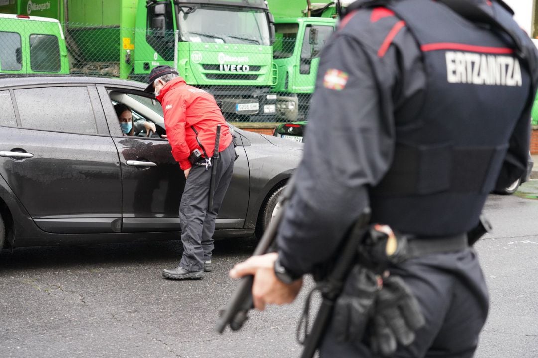 La Ertzaintza realiza un control en Bilbao, imagen de archivo