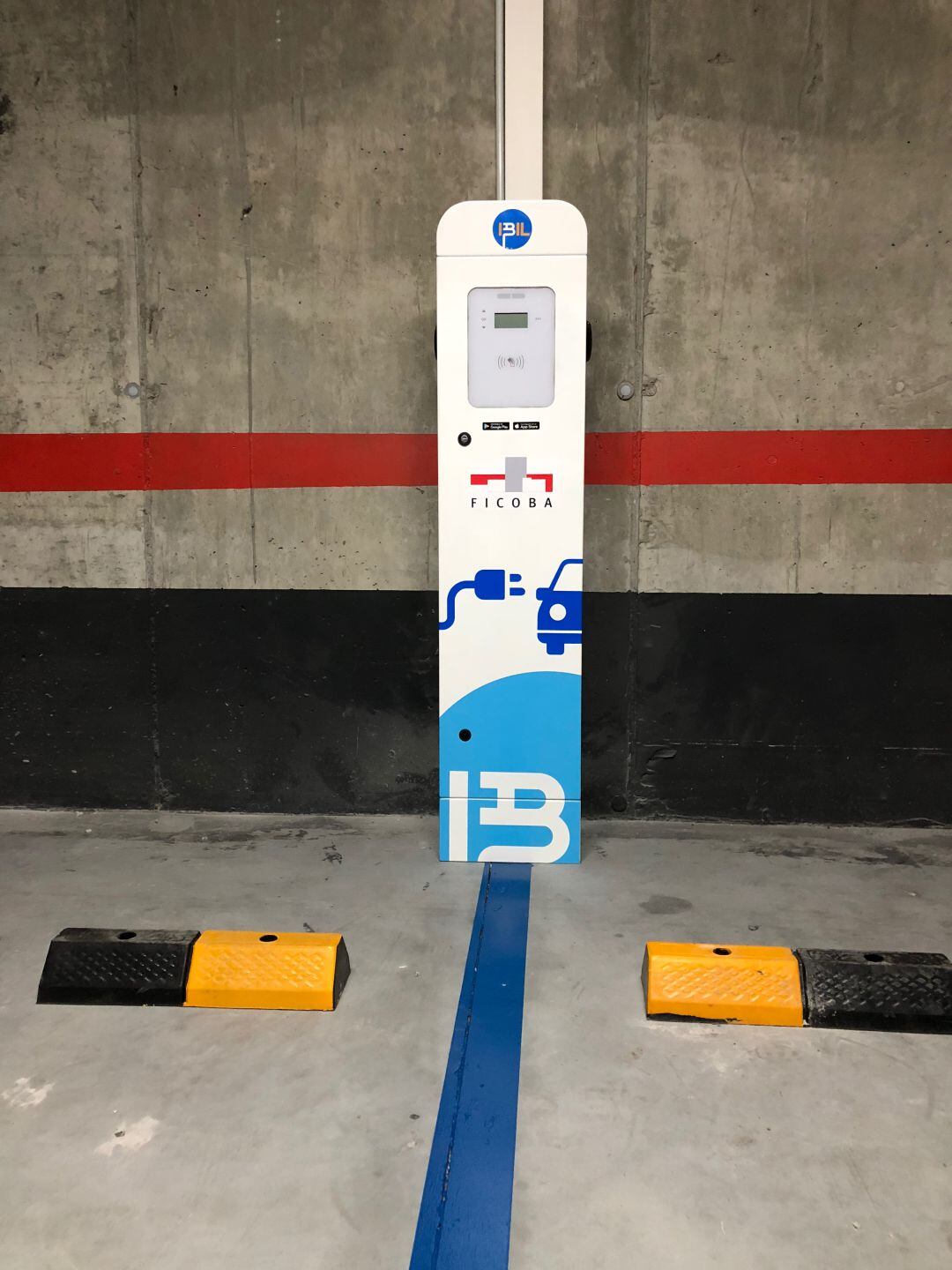 Punto de recarga de vehículos eléctricos colocado en el parking subterráneo de Ficoba.