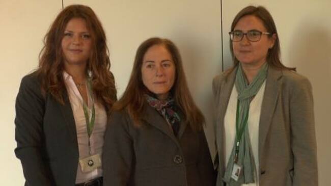 La responsable de comunicación de la Agencia Alto Guadalquivir Mercedes Alfonso junto a la primera paciente, Angeles Carrión y la responsable de atención a la ciudadanía, Ana Cañizares