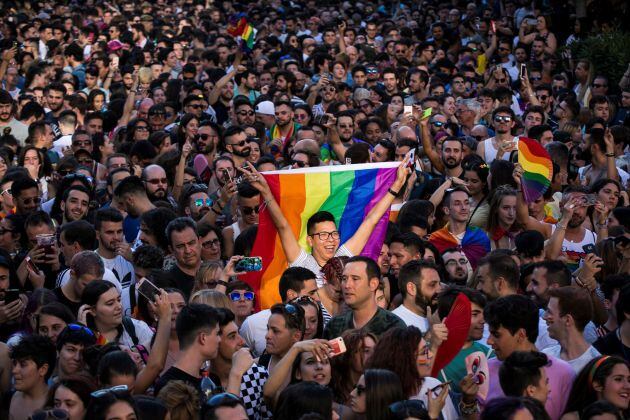 Asistentes al pregón que da inicio a las fiestas del Orgullo 2018 en Madrid, que ha tenido lugar esta tarde en la plaza de Pedro Zerolo