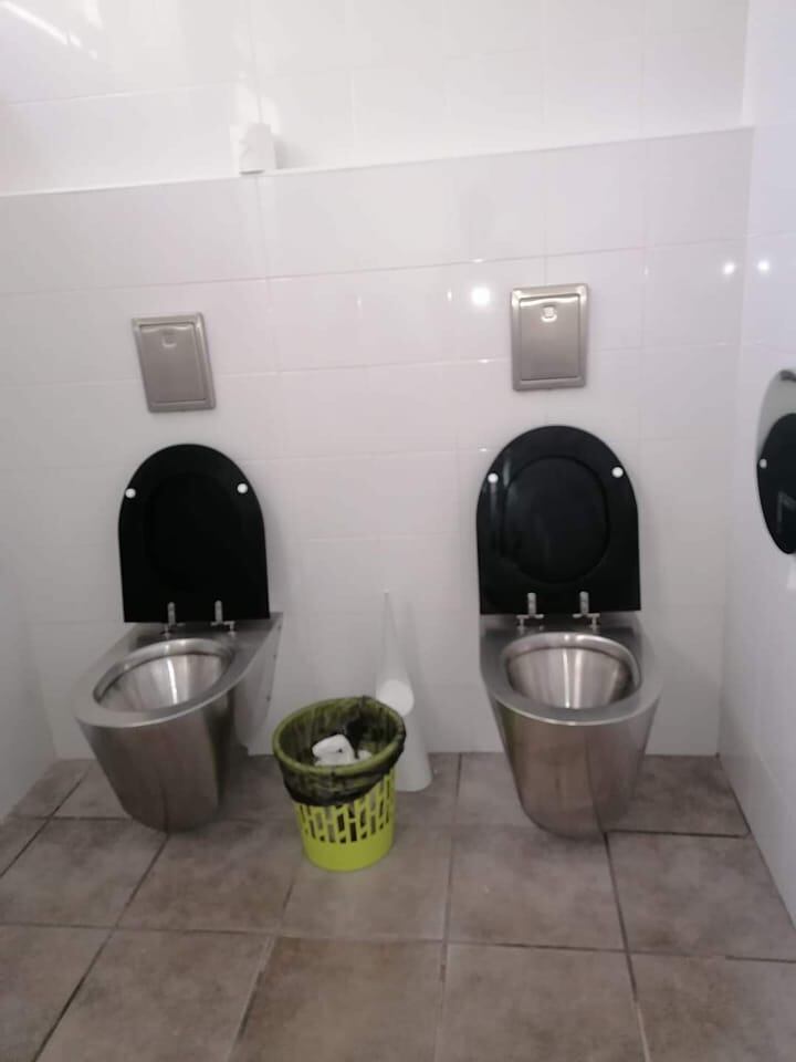 La obra de los aseos del Mercado de Carolinas todavía está inacabada