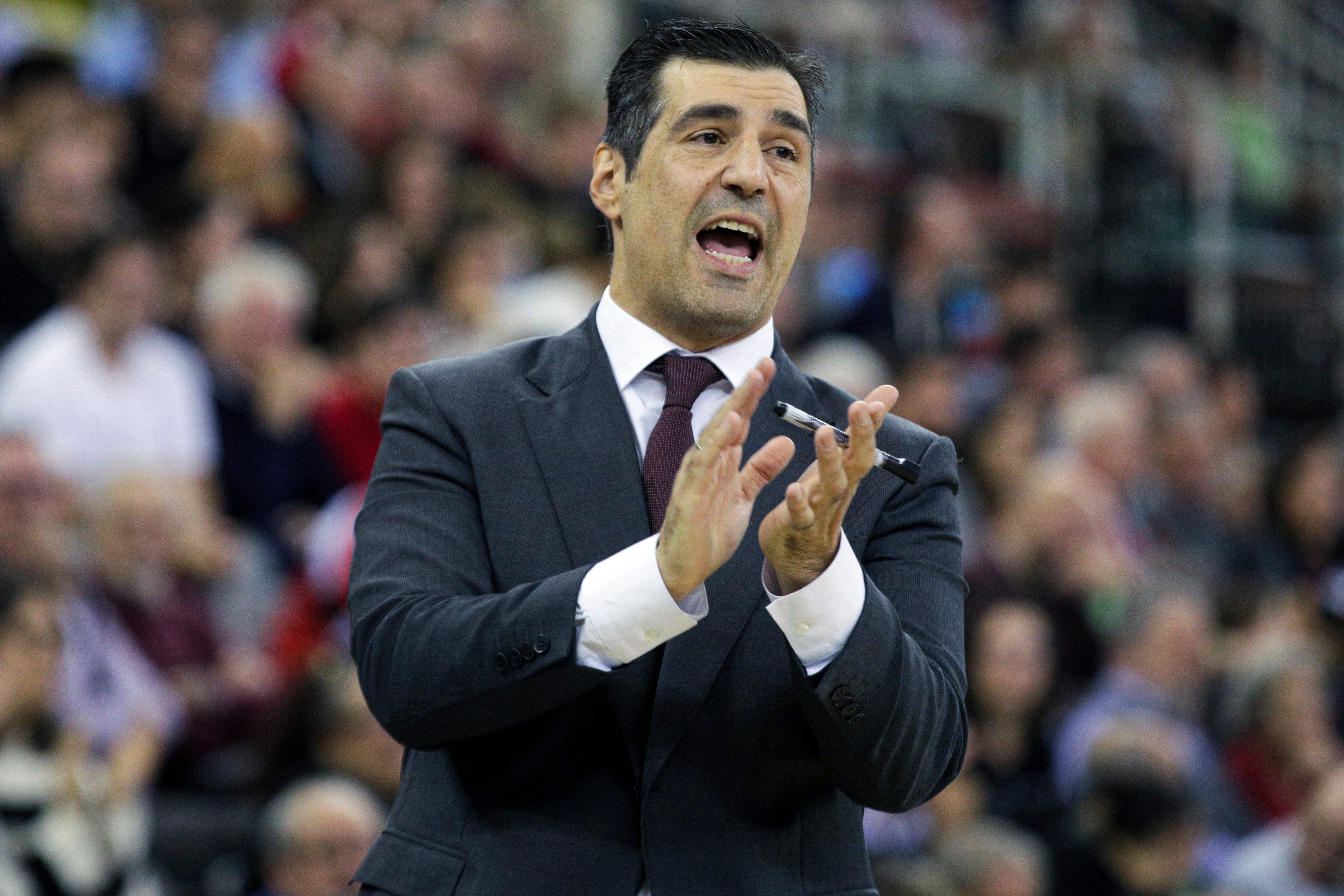 GRANADA (ANDALUCÍA), 16/11/2024.- El entrenador del Covirán Granada, Pablo Pin, durante un partido de la octava jornada de la liga Endesa, entre los equipos Covirán Granada y Leyma Coruña, en el Palacio Municipal de Deportes de Granada. EFE/ Pepe Torres
