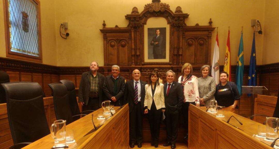 Los galardonados con los Honores y Distinciones posan en el Salón de Plenos