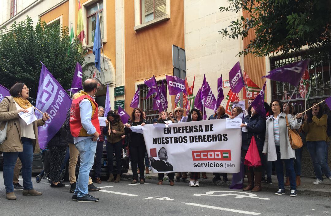 Concentración a las puertas de la delegación de educación de la Junta de Andalucía en Jaén