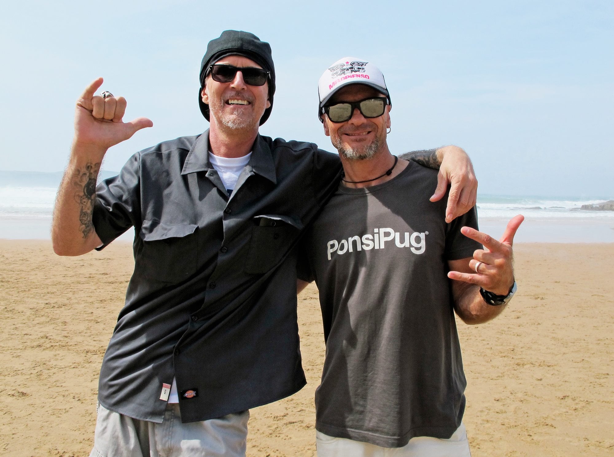 Pablo Sela y José Pellón en la playa de Los Locos.