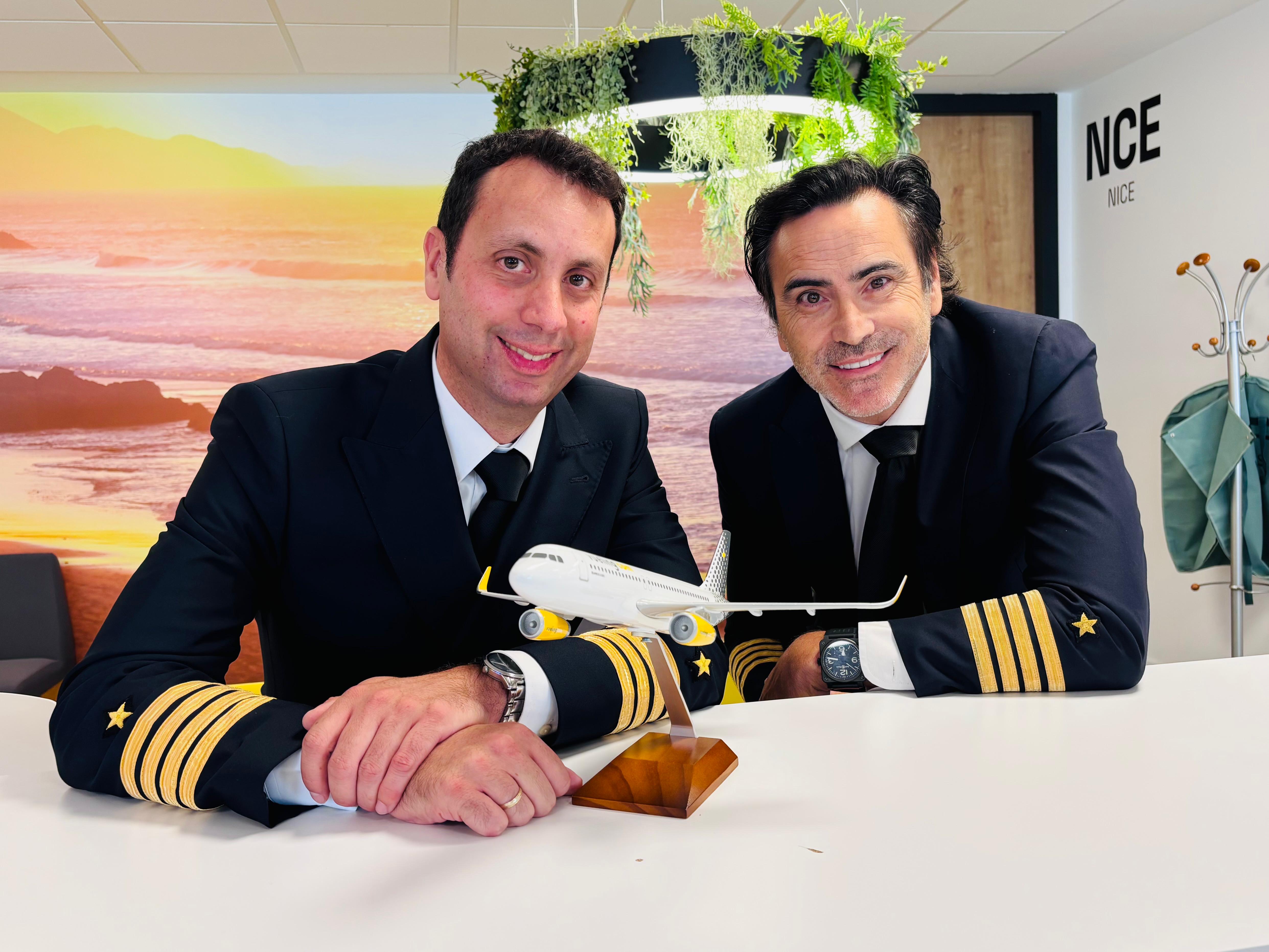 José Jiménez y Antonio José Roldán, pilotos de Vueling, en la sede la compañía aérea en Viladecans