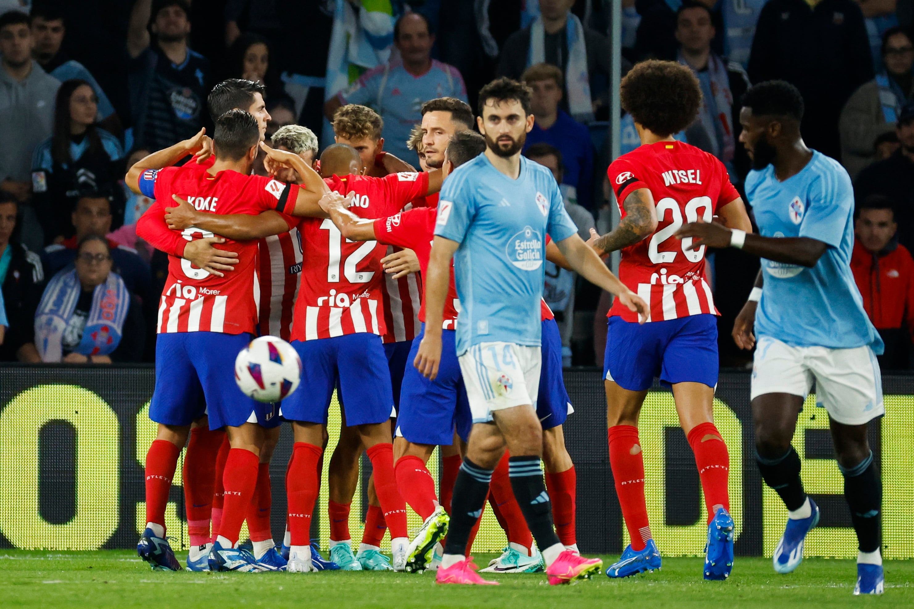 VIGO, 21/10/2023.- Los jugadores del Atlético de Madrid celebran el gol de su equipo durante el encuentro correspondiente a la décima jornada de LaLiga EA Sports entre el Celta de Vigo y el Atlético de Madrid en el estadio de Balaídos, Vigo, este sábado. EFE/ Lavandeira
