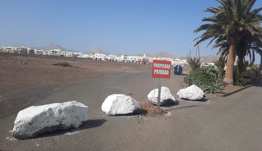 La parte propietaria de la parcela ha decidido cerrar el paso con grandes piedras y un cartel esta semana.