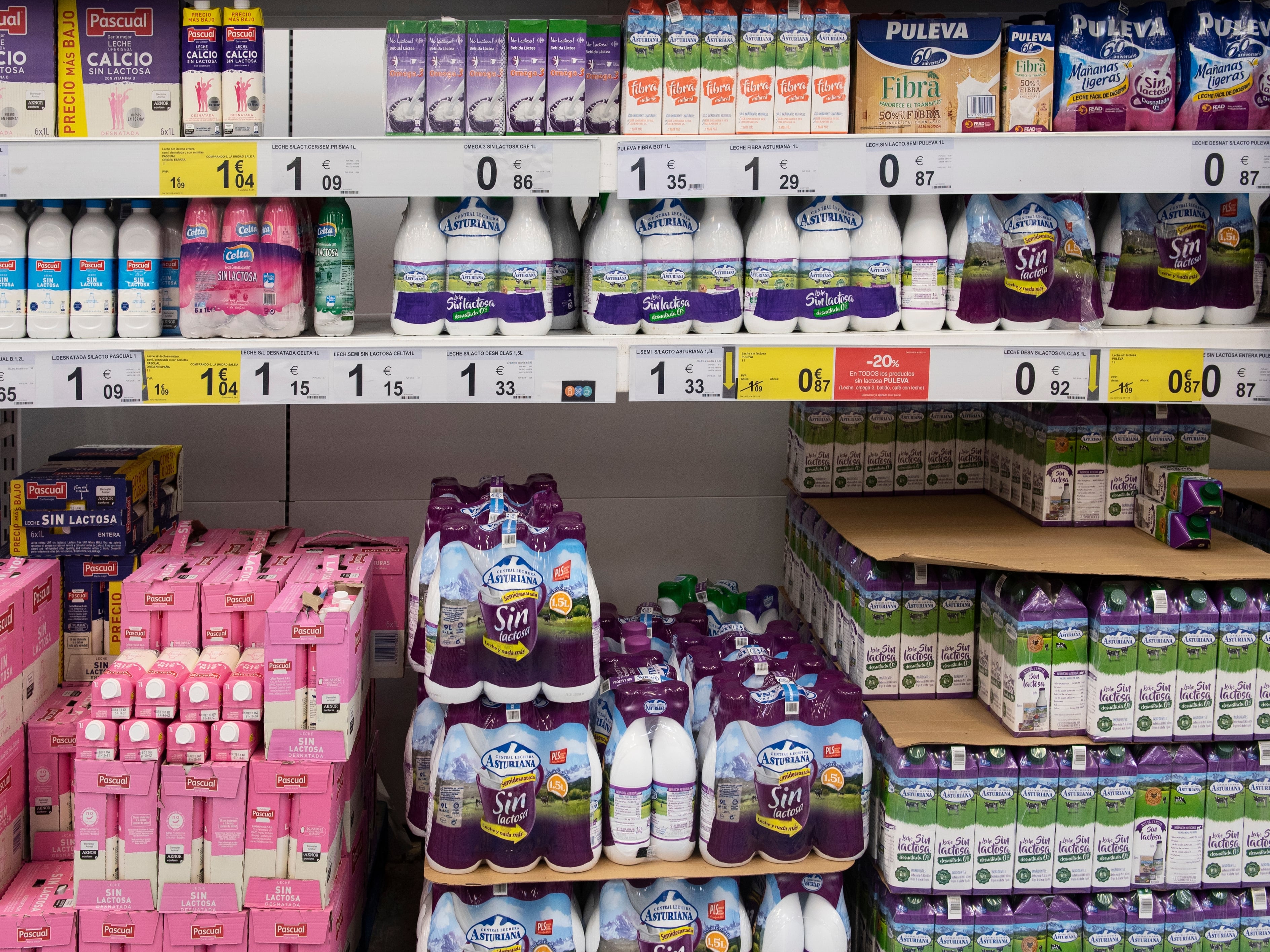 Varias marcas de leche en un supermercado Carrefour.