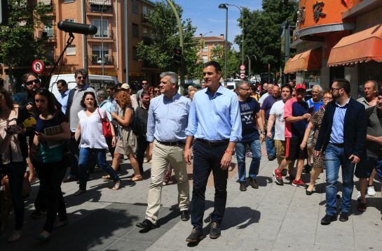 Pedro Sánchez (d), acompañado por el alcalde de Móstoles, David Lucas (i), durante la visita realizada a la localidad madrileña.